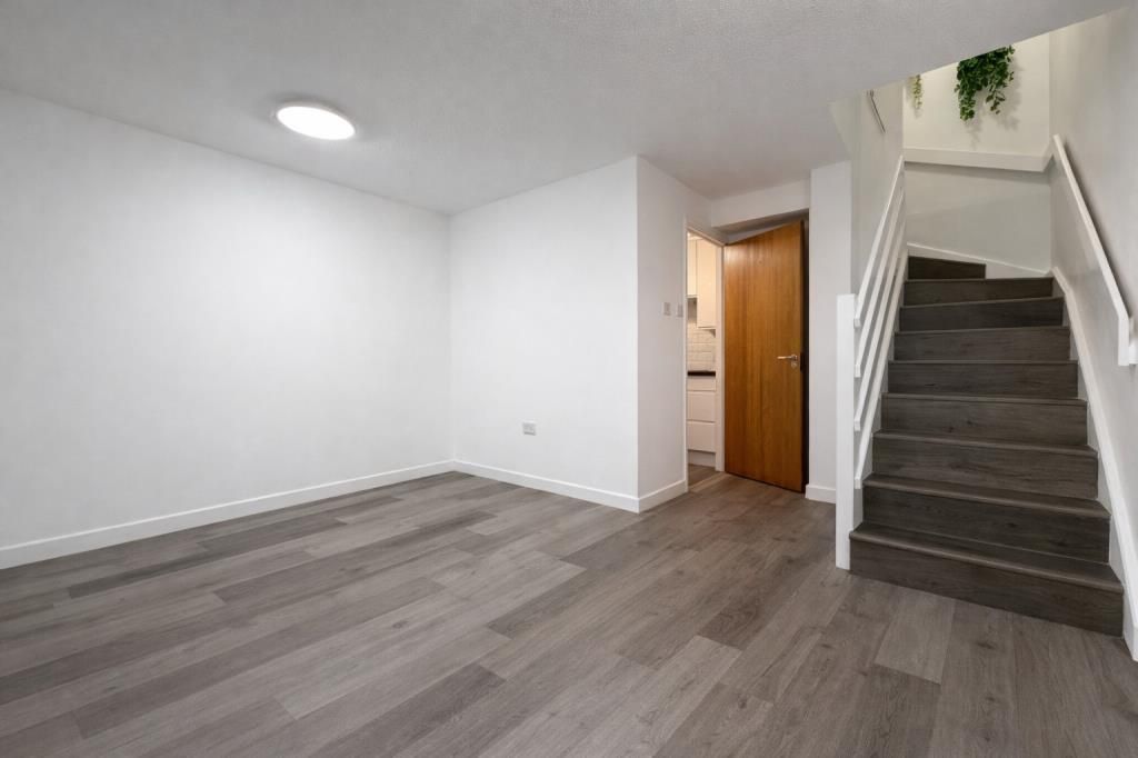 Property photo 3 of 8 Lounge 2