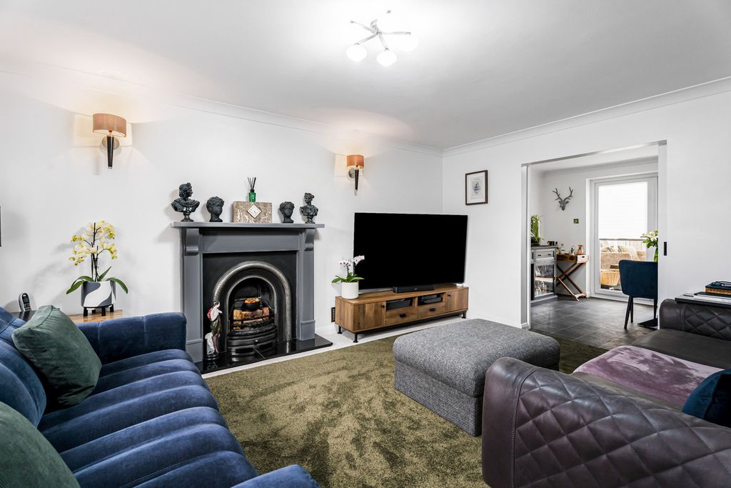 Property photo 2 of 25