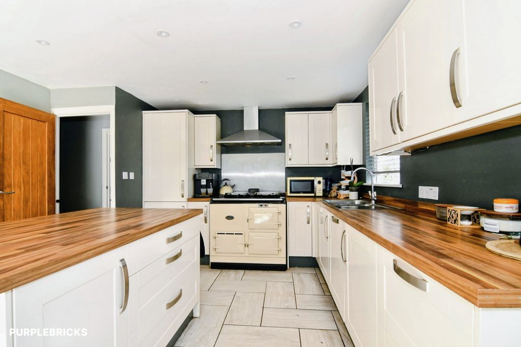 Property photo 2 of 25