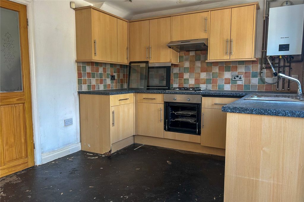 Property photo 3 of 17 Kitchen