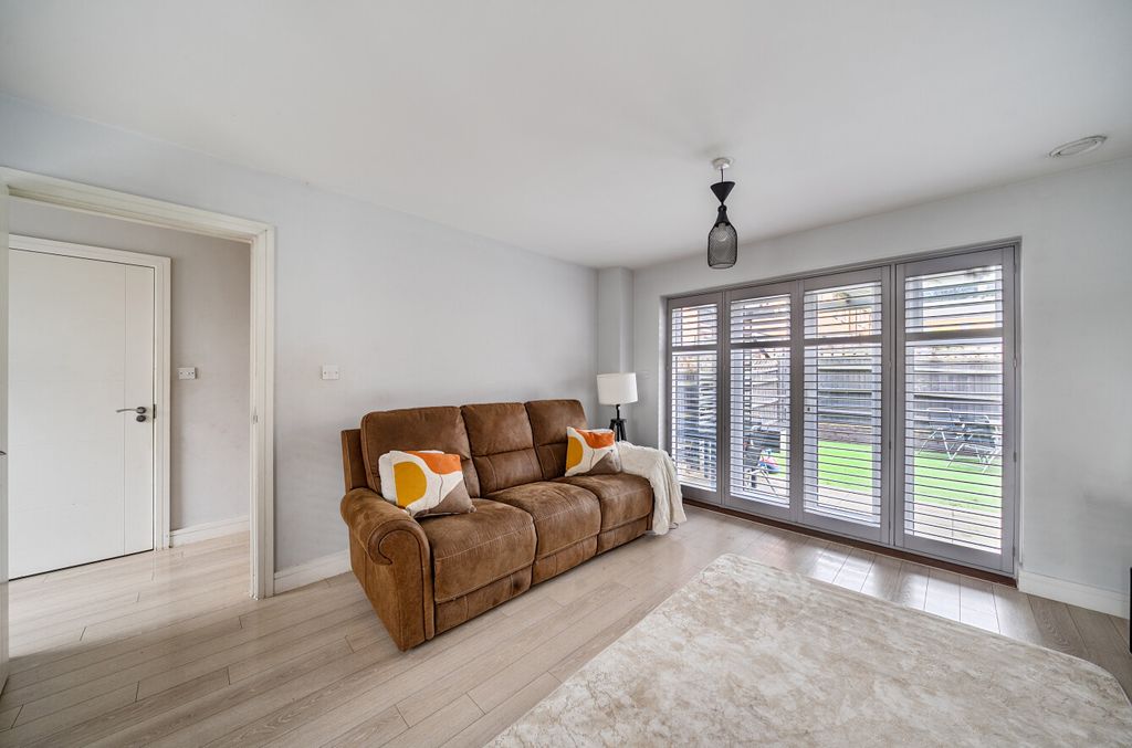 Property photo 3 of 20 1375708-9-690B8F0...