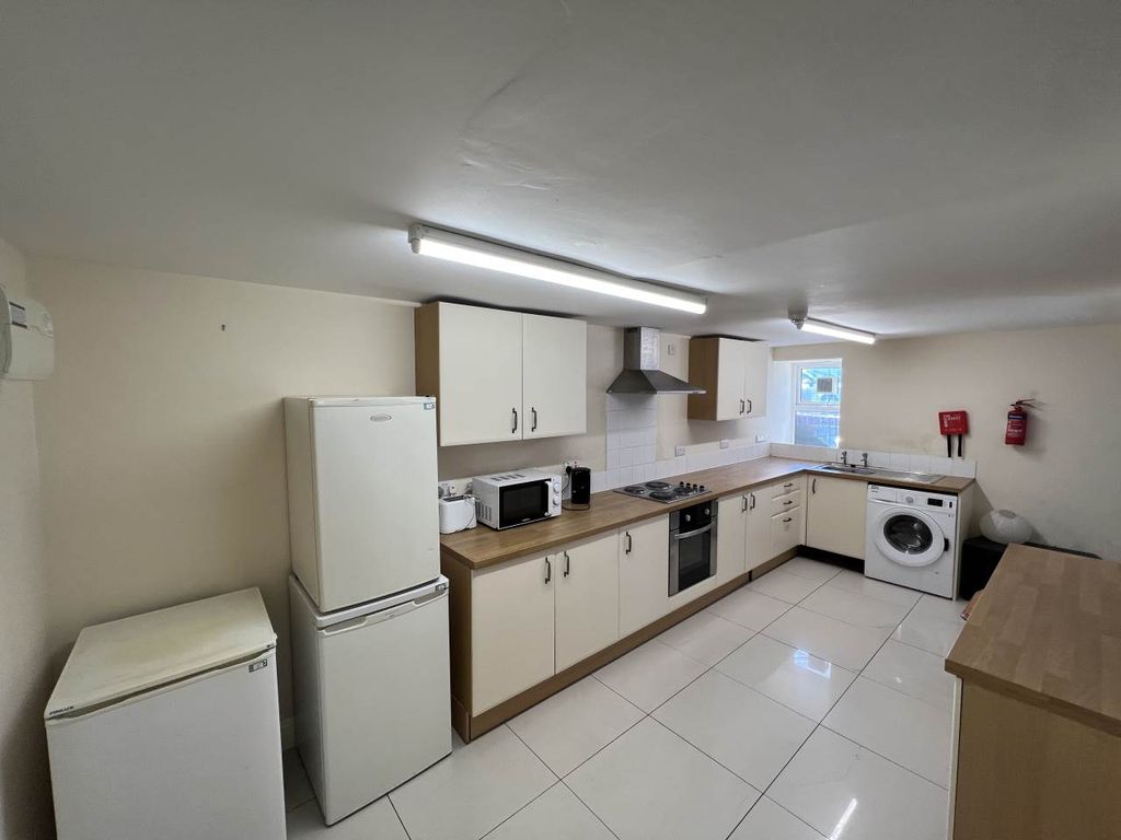 Property photo 3 of 10 Kitchen