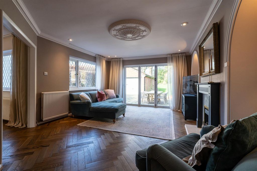 Property photo 2 of 38 Lounge