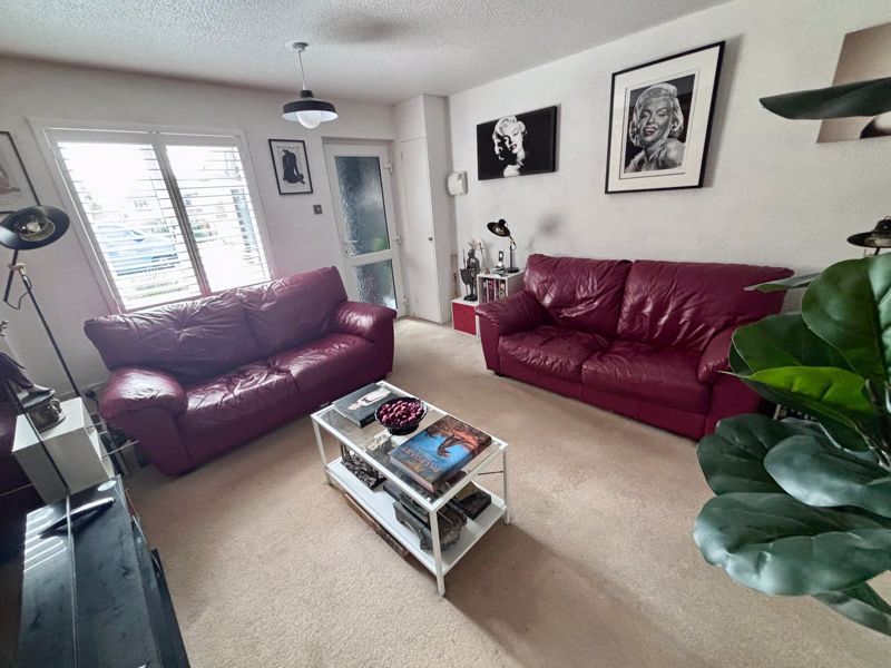 Property photo 3 of 18 Lounge