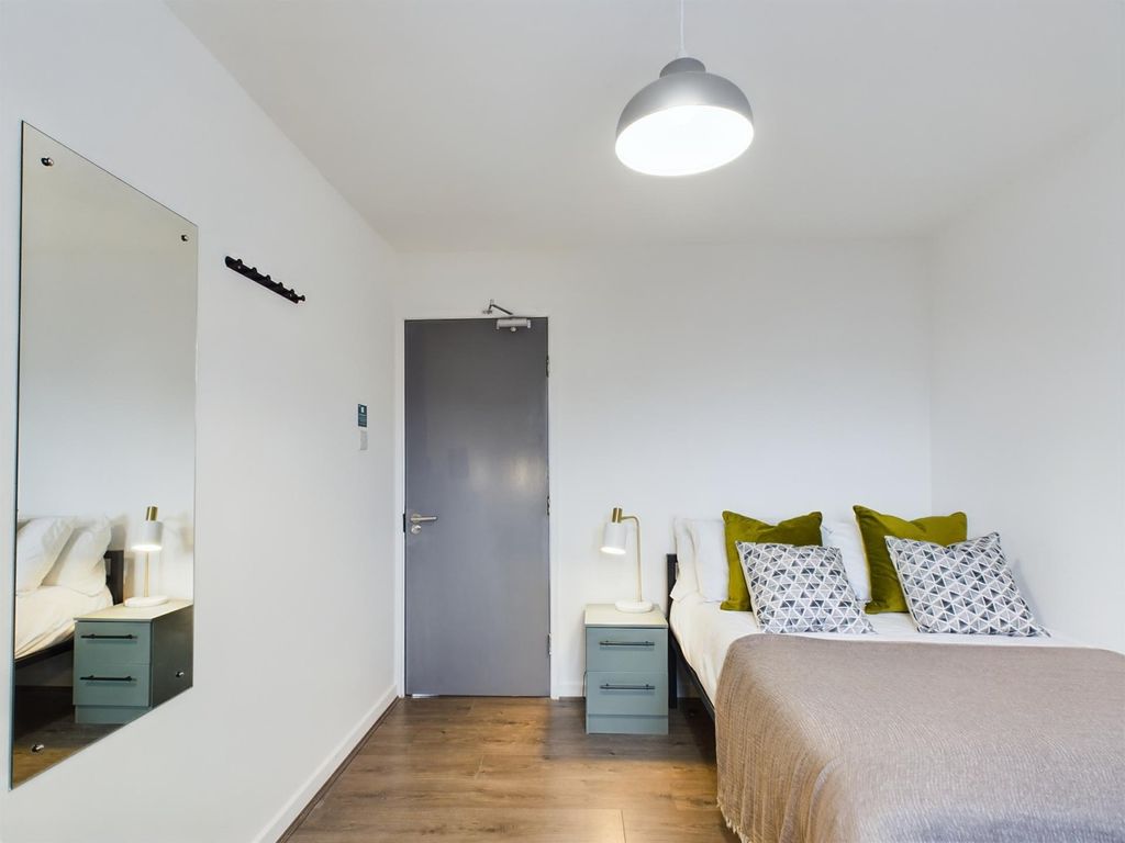 Property photo 3 of 8 A Bright And Clean Double Bedroom Featuring Stylis...