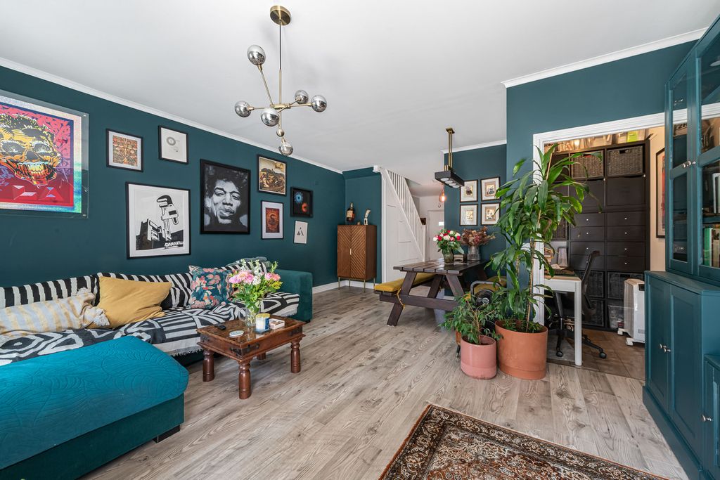 Property photo 2 of 32
