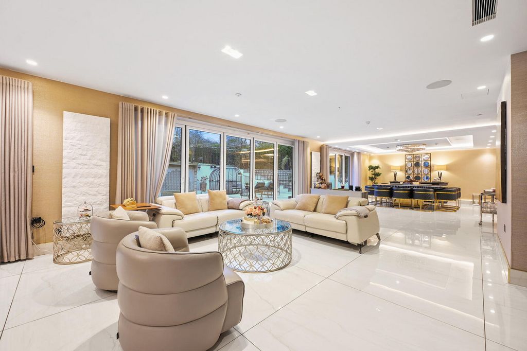 Property photo 3 of 32