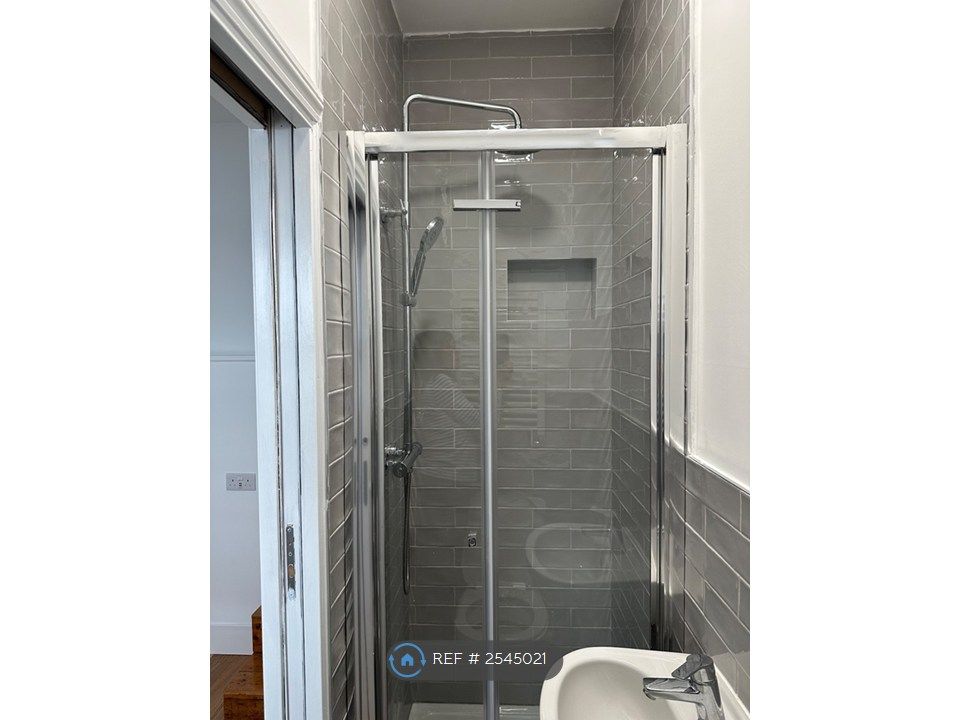 Property photo 3 of 8 Ensuit