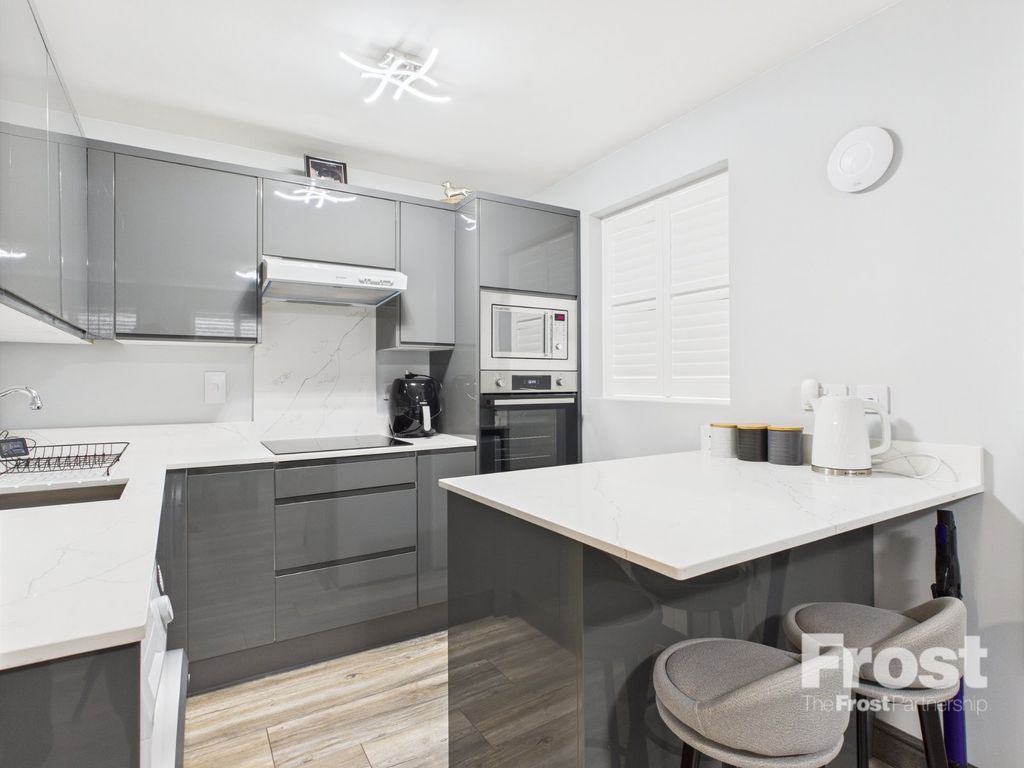 Property photo 3 of 6 Kitchen