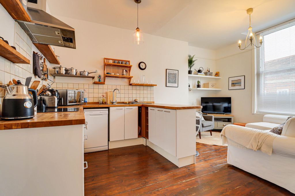 Property photo 2 of 10 Img1361Img1363