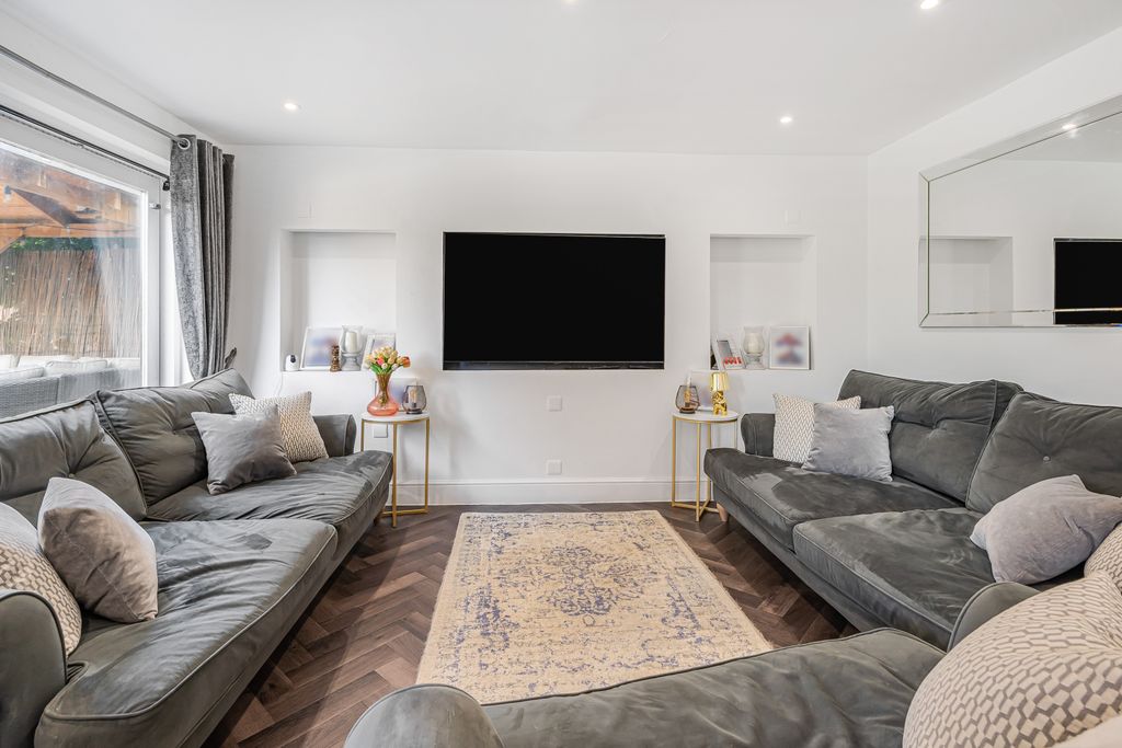 Property photo 3 of 31 Sitting/Dining Room