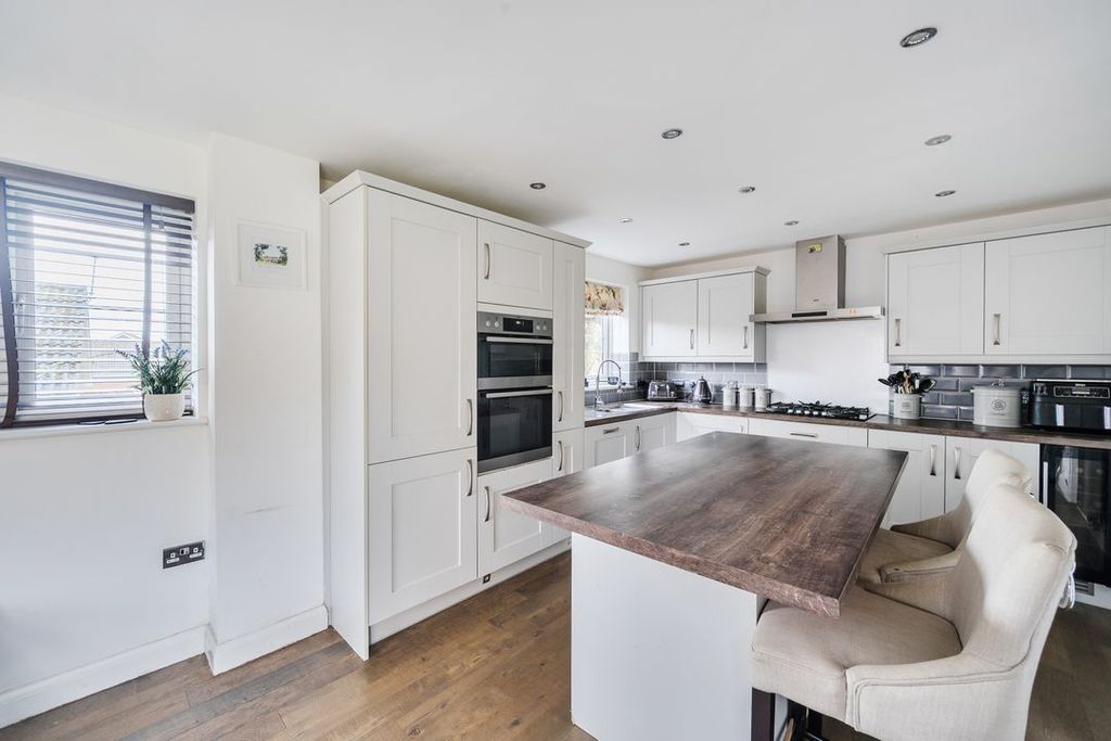 Property photo 3 of 18 14230811969B04c2Adc413