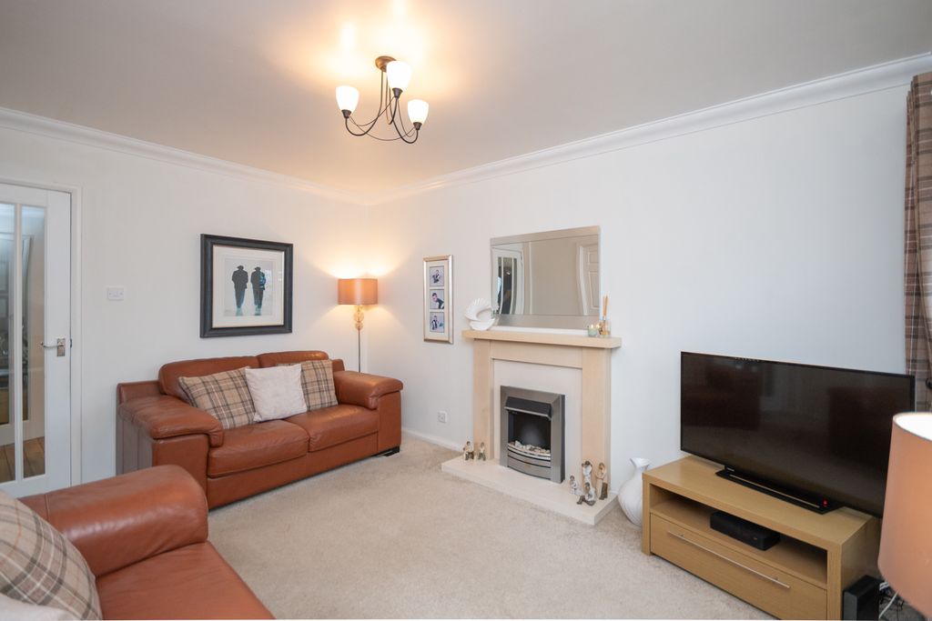 Property photo 3 of 16 Lounge