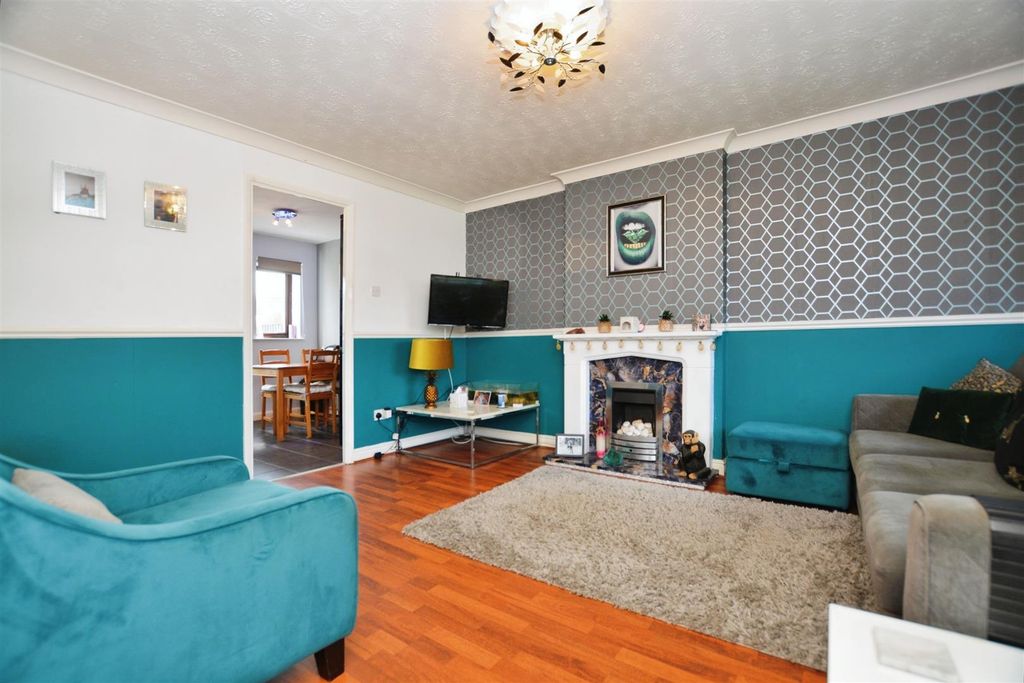Property photo 3 of 18 Living Room