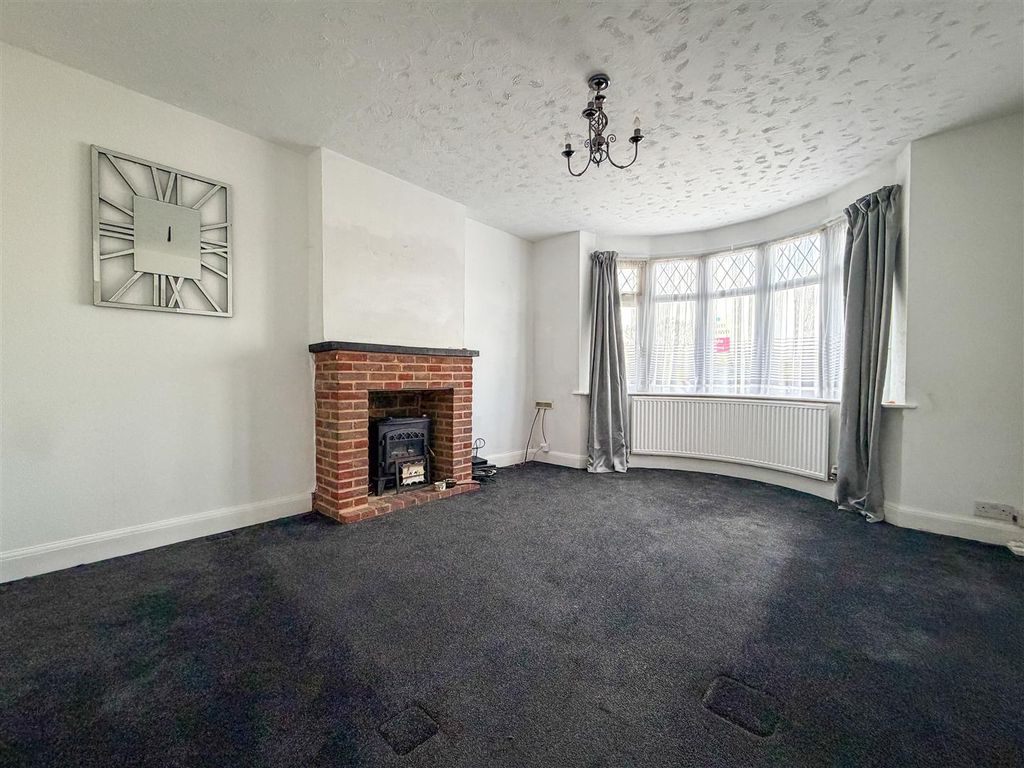 Property photo 3 of 18 Lounge