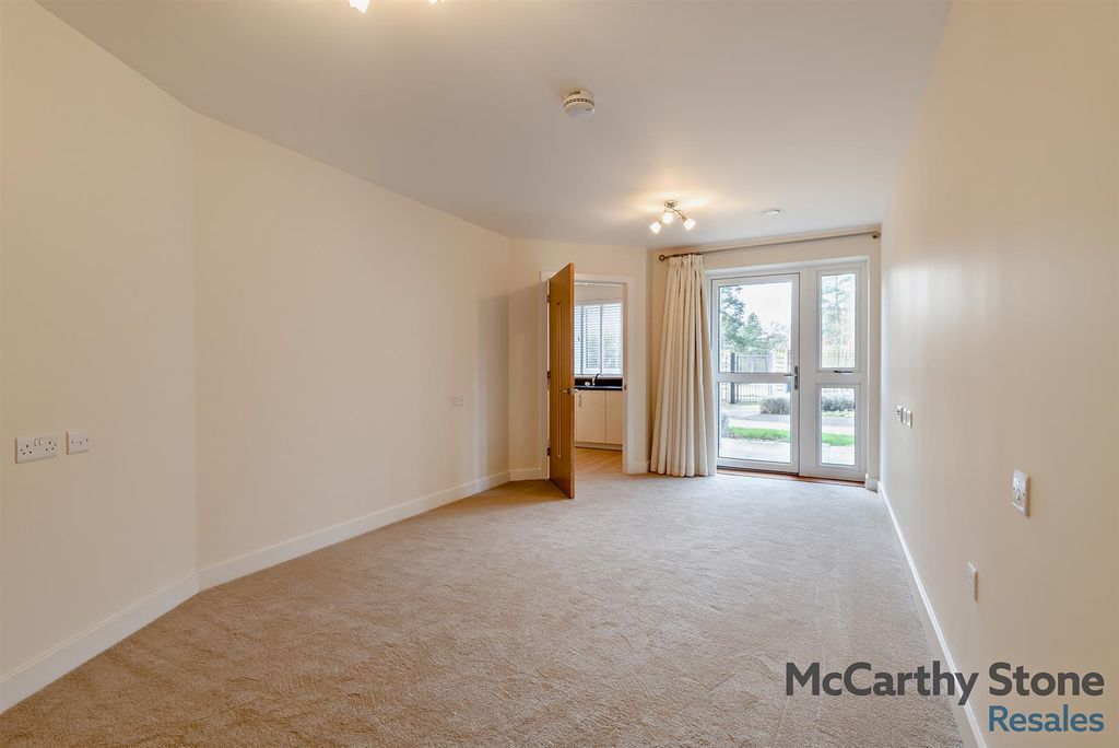 Property photo 3 of 9 8679105-Interior10-800.Jpg