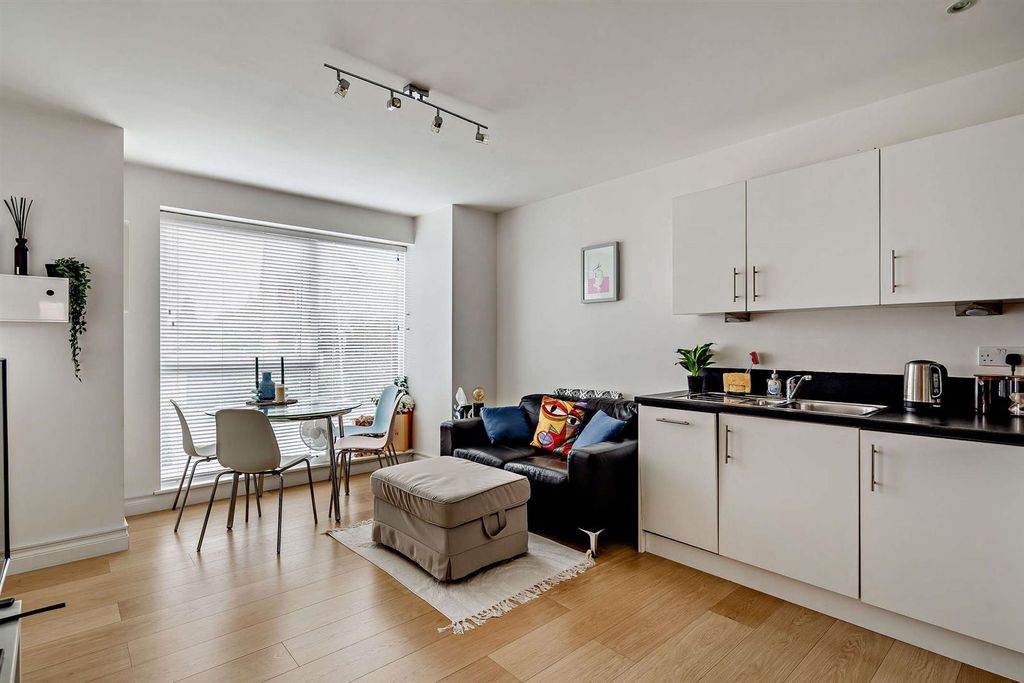Property photo 3 of 12 8526170-Interior01-800.Jpg