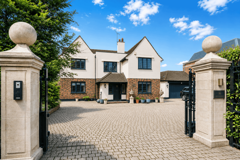 Property photo 1 of 29 Handsome Family Home In Chigwell To Rent