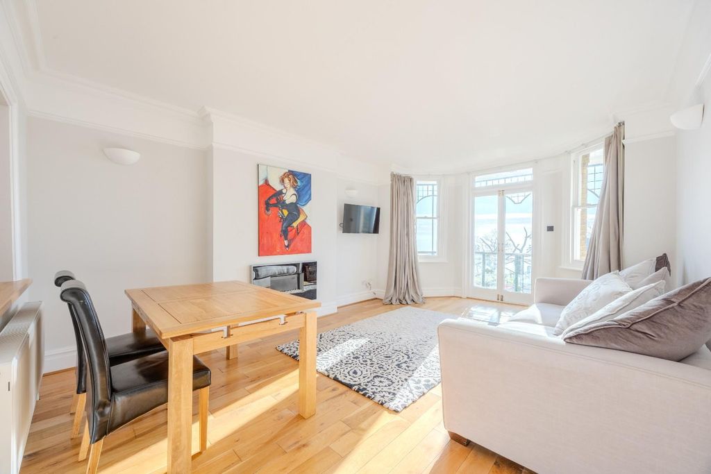 Property photo 2 of 24 Lounge