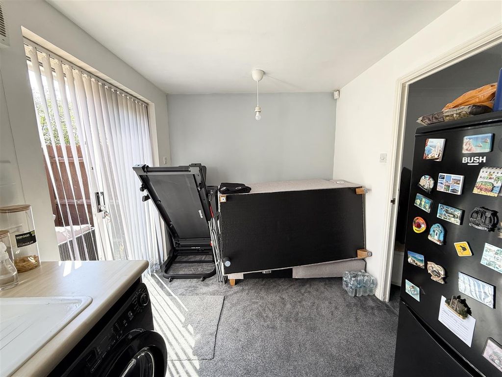 Property photo 3 of 10 Kitchen / Dining Room