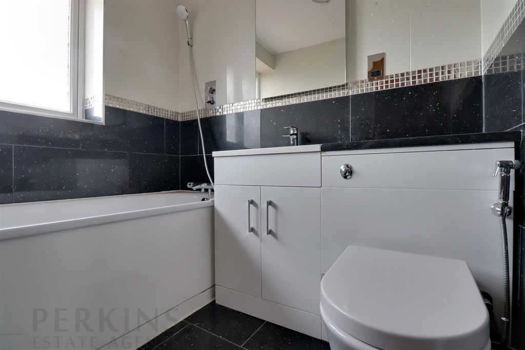 Property photo 2 of 5 Bathroom.Jpg
