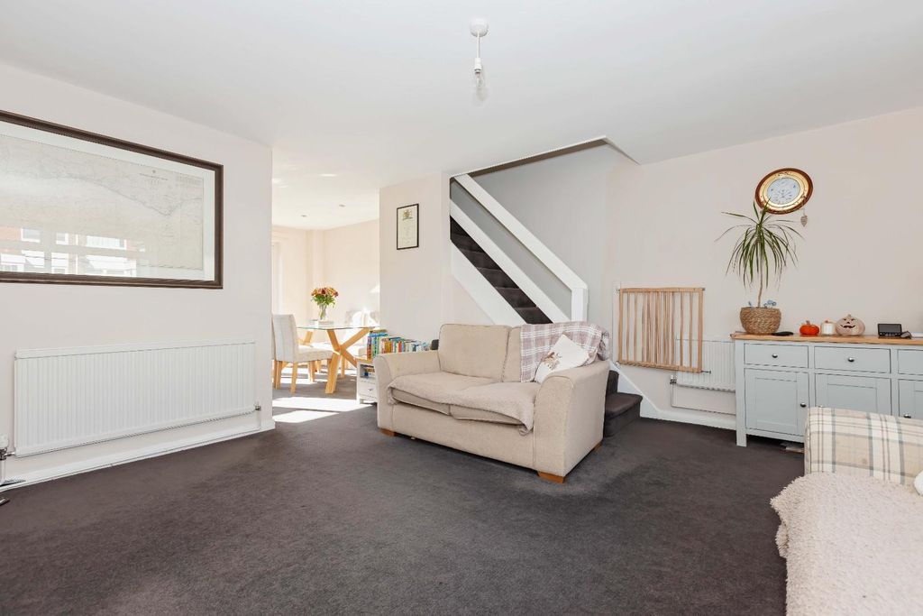 Property photo 3 of 16 Wessex Walk_7.Jpg