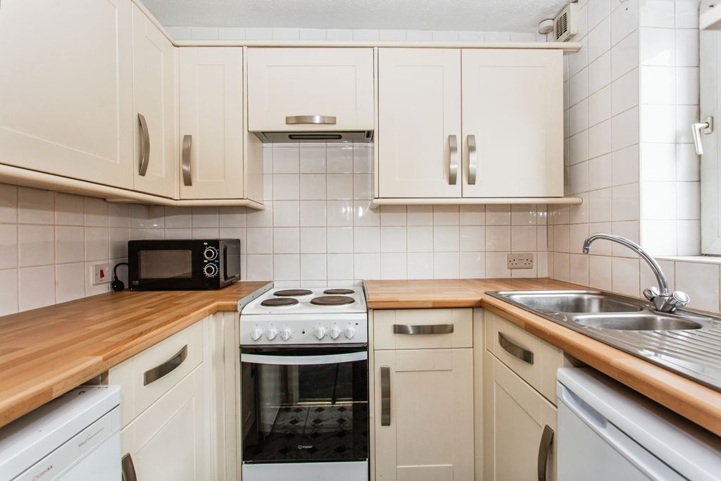 Property photo 3 of 12 Kitchen