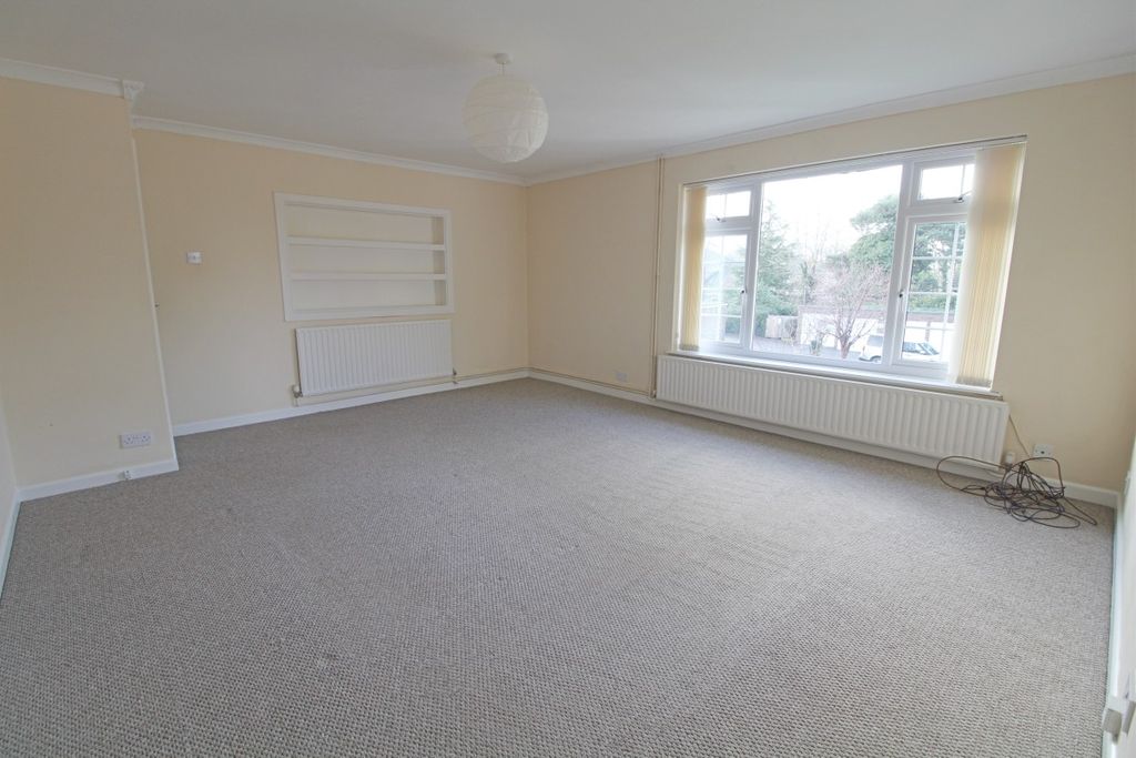 Property photo 3 of 11 Lounge