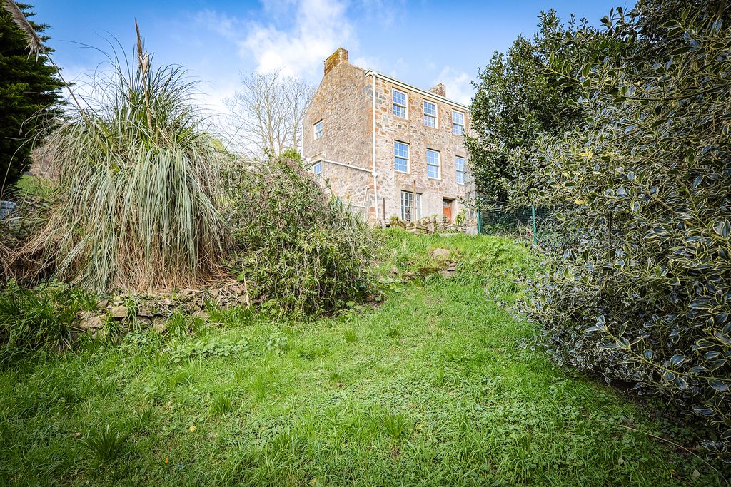 Property photo 1 of 17 Photo 0