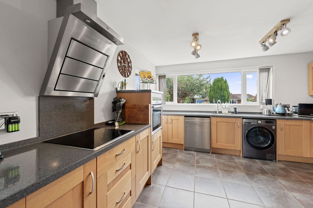 Property photo 3 of 28