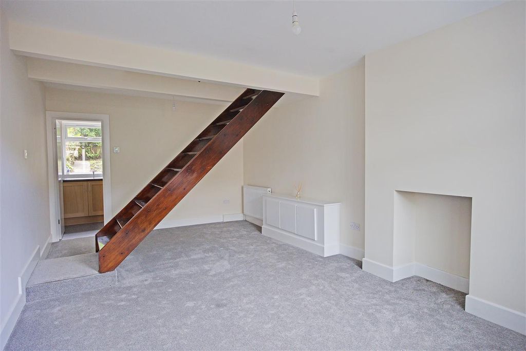 Property photo 3 of 8 Lounge