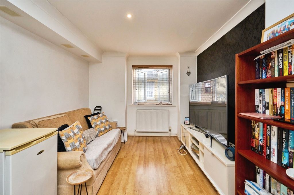 Property photo 3 of 6 Lounge