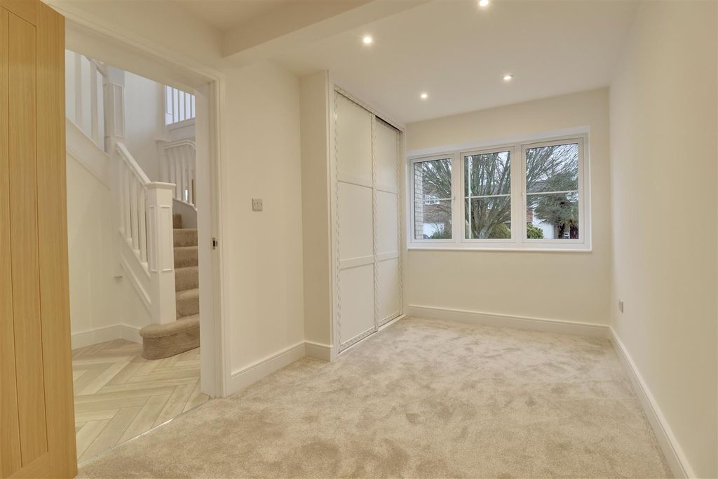 Property photo 2 of 24 Reception/Bedroom 4