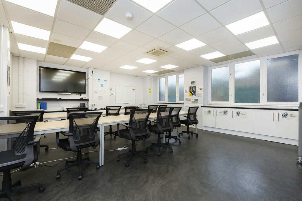 Property photo 1 of 17 1 Hollybush Gardens  04.Jpg
