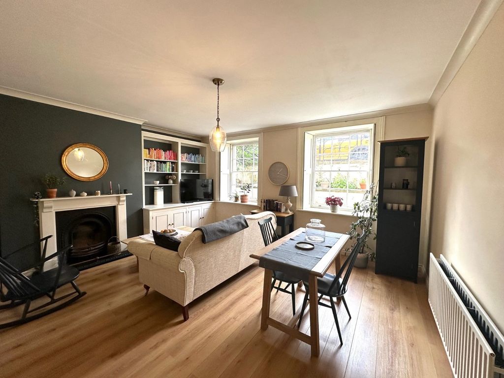 Property photo 3 of 7 Living 2