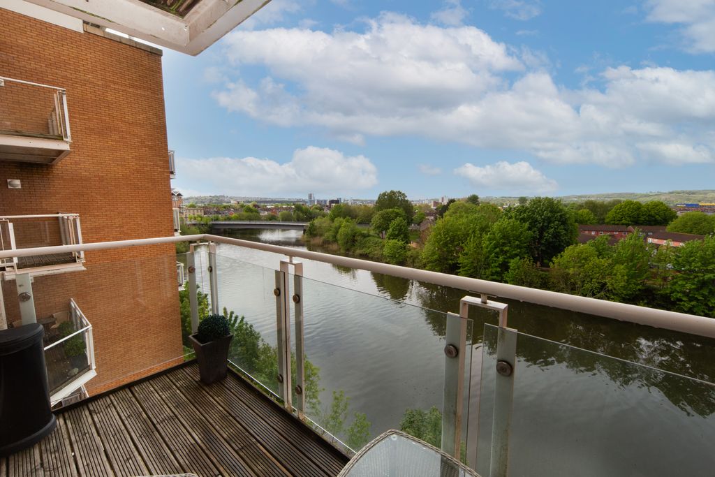 Property photo 1 of 12 Photo 01