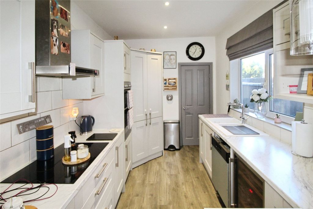 Property photo 3 of 17 Kitchen