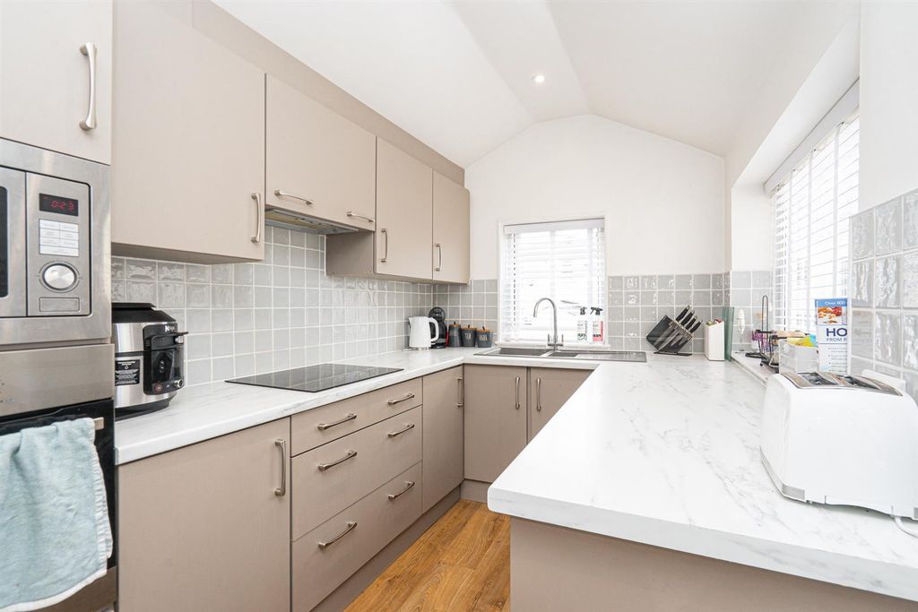 Property photo 3 of 19 Kitchen