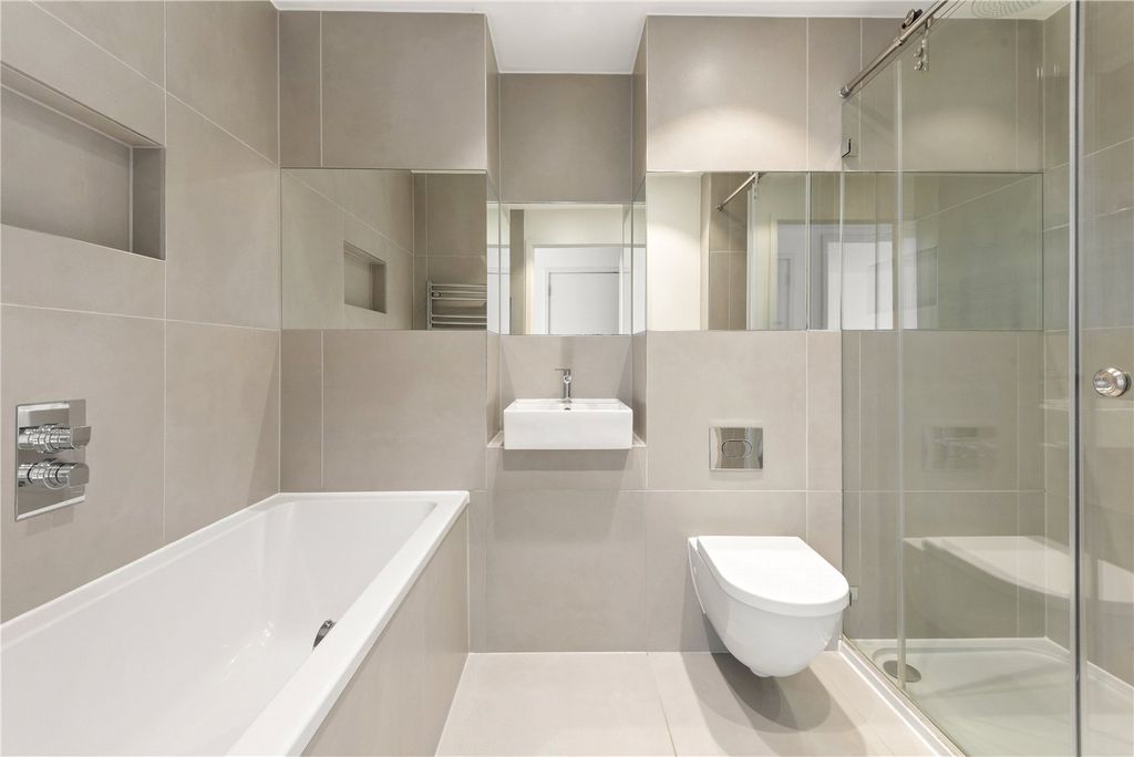 Property photo 2 of 10 Bathroom