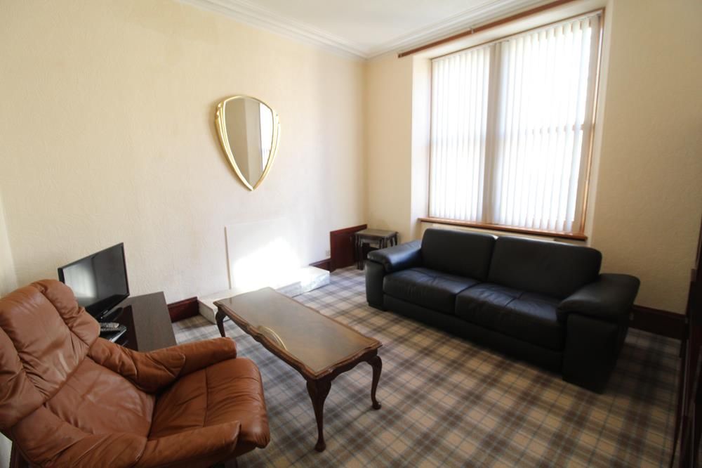 Property photo 3 of 6 Lounge