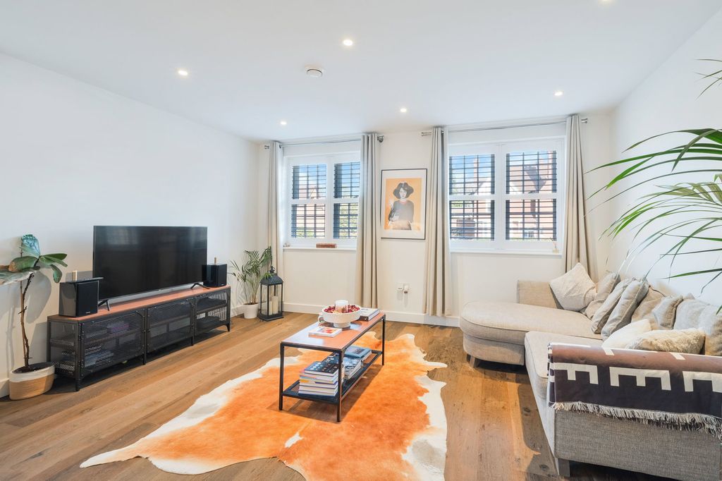 Additional image 4 of 2 bed flat for saleGresham Gardens, Oxted RH8