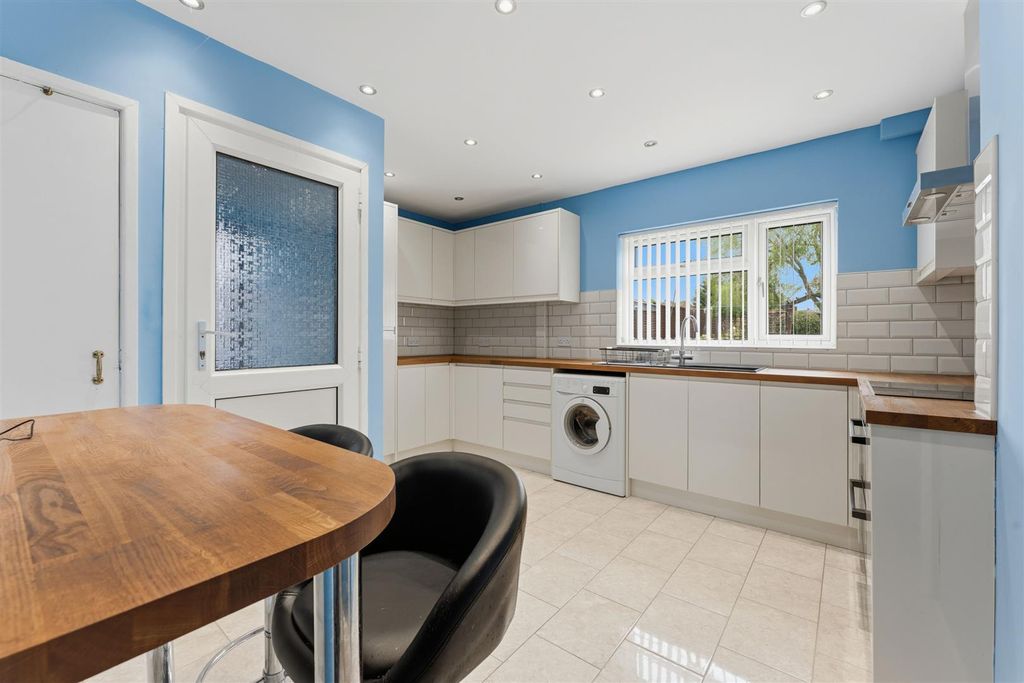 Property photo 3 of 23 Kitchen/Breakfast Room