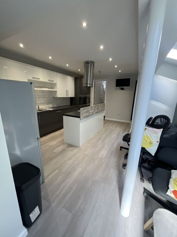 Property photo 3 of 17 Kitchen