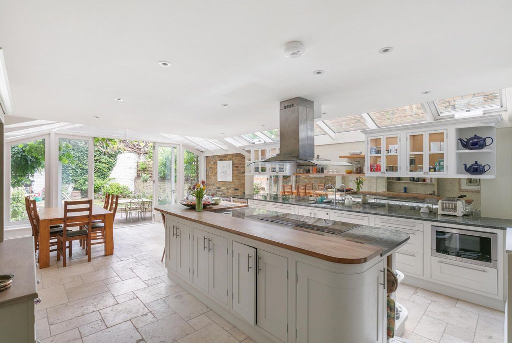 Property photo 1 of 19 Kitchen