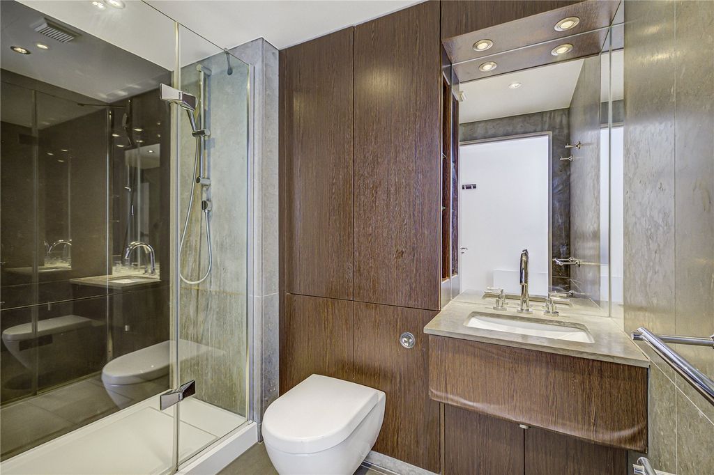 Property photo 3 of 8 Bathroom