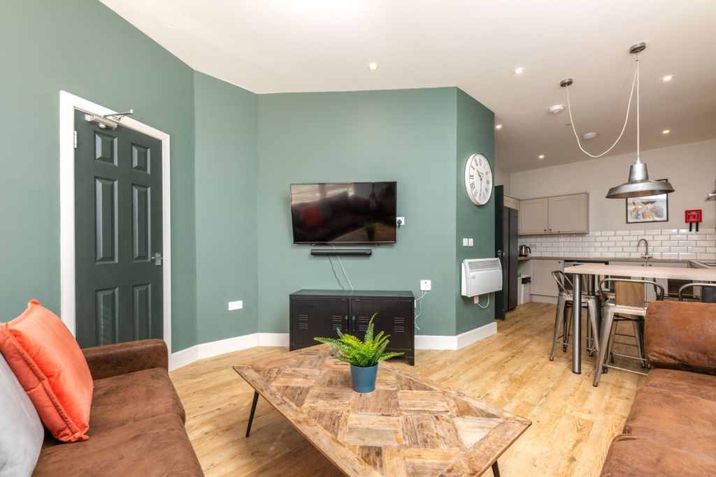 Property photo 1 of 14 Flat 1, 124 Walter Road Living Room 2