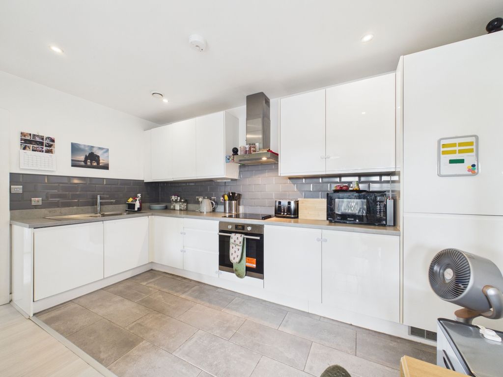 Property photo 2 of 11 Maple Court - Ewemove - Kitchen 2