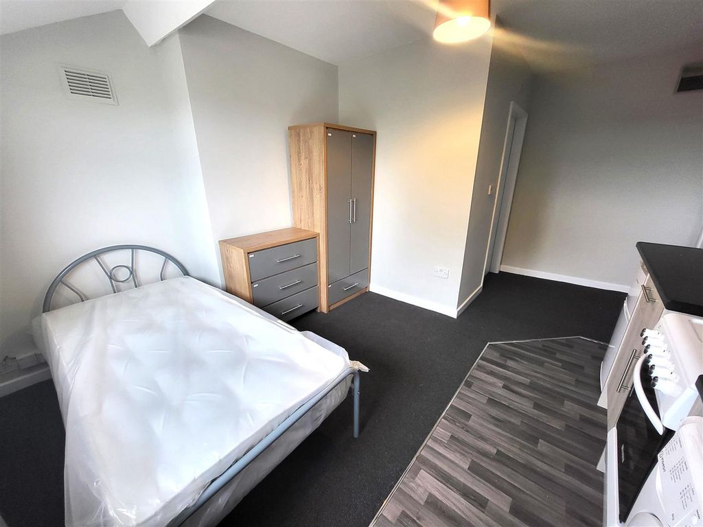 Property photo 2 of 7 Studio Pic 1