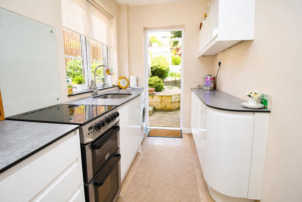 Property photo 2 of 13 Modern Fitted Kitchen