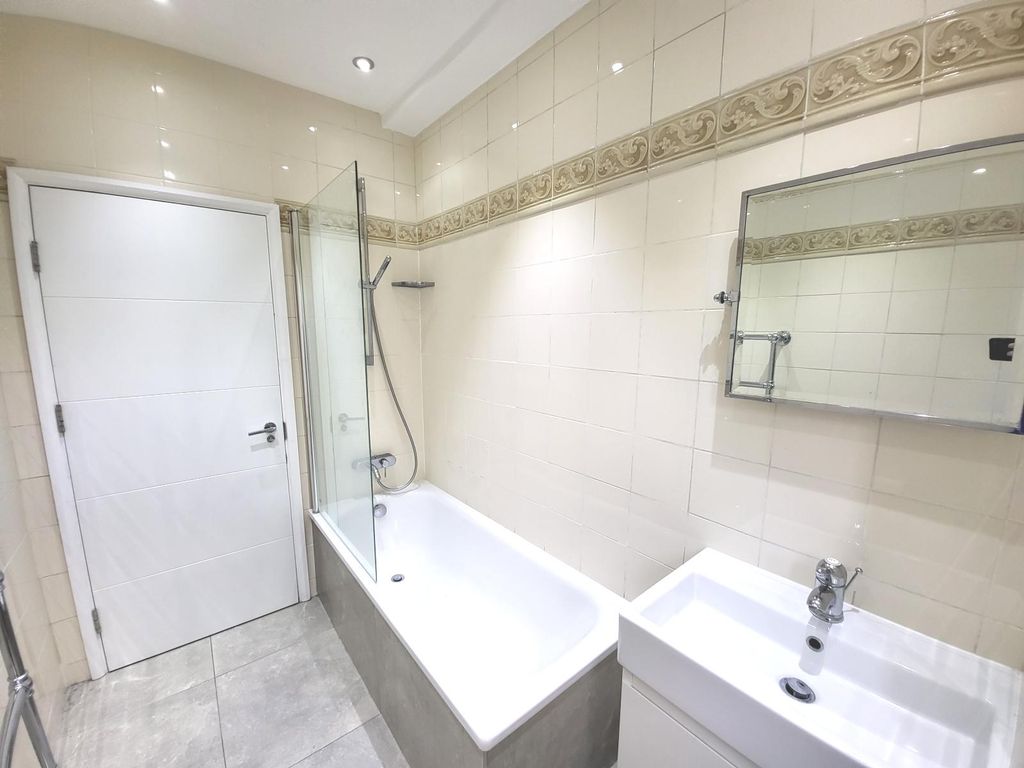 Property photo 3 of 9 Bathroom